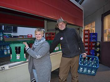 Thomas Bauer  und seine Ehefrau Ilona vom Gräfenberger Getränkemarkt Bauer liefern den Kunden die Glasflaschen nach Hause. Foto: Petra Malbrich