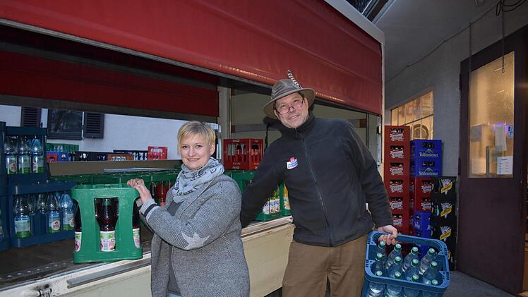 Thomas Bauer  und seine Ehefrau Ilona vom Gräfenberger Getränkemarkt Bauer liefern den Kunden die Glasflaschen nach Hause. Foto: Petra Malbrich