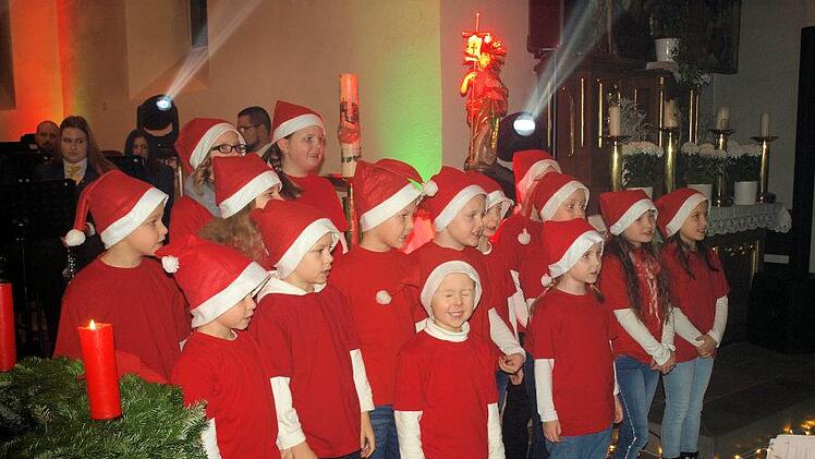 Die  "Angels" begeisterten als kleine  "Weihnachtsmäuse" und brachten Farbe und Leben ins Spiel.Susanne Deuerling