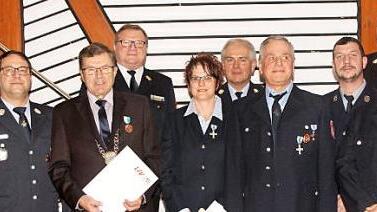 Mit dem staatlichen Ehrenabzeichen in Silber und Gold wurde diesen Feuerwehrleuten Anerkennung ausgesprochen. Unser Bild zeigt die Geehrten mit den Vertretern des Landkreises, der Gemeinde und der Feuerwehrdienstaufsicht, von links: Landrat Wilhelm Schneider, Kreisbrandrat Ralf Dressel, Kreisbrandmeister und Zweiter Bürgermeister Martin Horn, Bürgermeister Walter Ziegler und Kreisbrandinspektor Peter Pfaff.