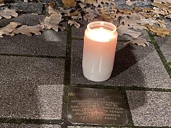 Mehr als einhundert Stolpersteine gibt es in Coburg - an einigen von ihnen wurden zum Jahrestag der Pogromnacht Kerzen aufgestellt. Aber von wem?Foto: Fajsz Deaky
