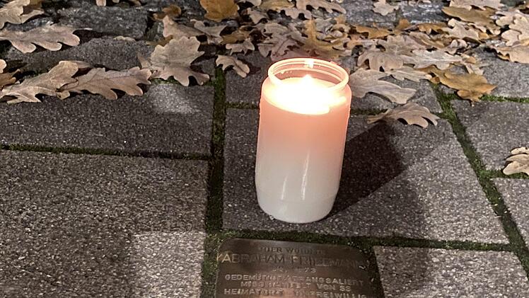 Mehr als einhundert Stolpersteine gibt es in Coburg - an einigen von ihnen wurden zum Jahrestag der Pogromnacht Kerzen aufgestellt. Aber von wem?Foto: Fajsz Deaky