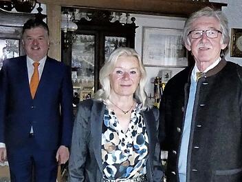 Landrat Klaus Peter Söllner (links) gratulierte seinem Freund und Wegbegleiter Konrad Fischer Andreassohn - im Bild mit seiner Ehefrau Barbara - zum 70. Geburtstag. Foto: Werner Reißaus