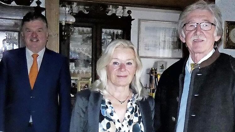 Landrat Klaus Peter Söllner (links) gratulierte seinem Freund und Wegbegleiter Konrad Fischer Andreassohn - im Bild mit seiner Ehefrau Barbara - zum 70. Geburtstag. Foto: Werner Reißaus