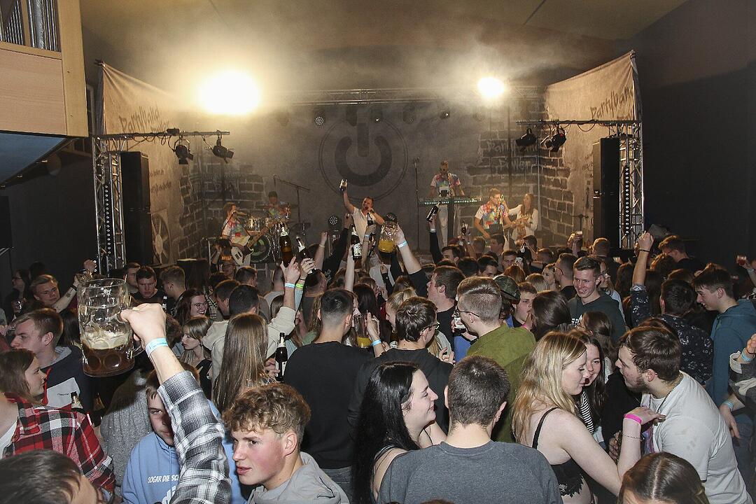 Die Partyband "Power" heizte ordentlich ein.