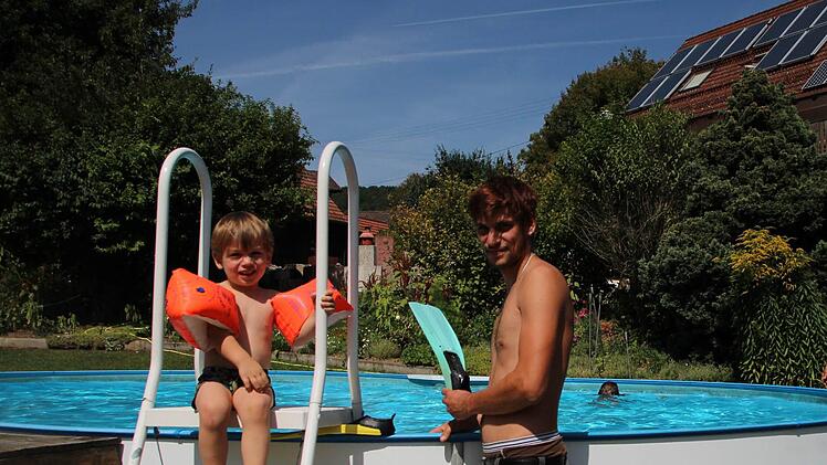 Yannick  (3 Jahre) bekommt noch Schwimmflügel und Flossen  von Papa Marco Steeger.
