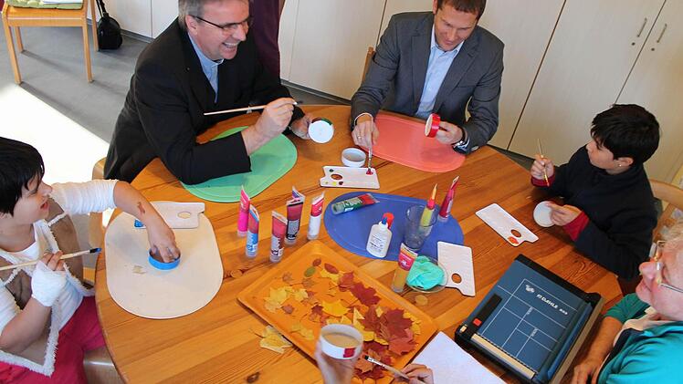 Domkapitular Clemens Bieber und Stephan Schilde integrieren sich in die Kindergruppe.