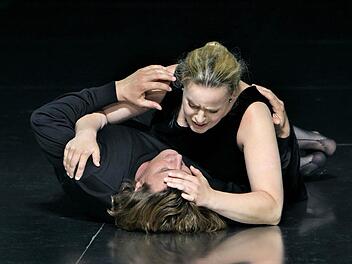 Klaus Florian Vogt (Lohengrin), Edith Haller (Elsa von Brabant) in einer Lohengrin-Szene. Die Aufnahme stammt aus einer Probe. Foto: Bayreuther Festspiele/Enrico Nawrath