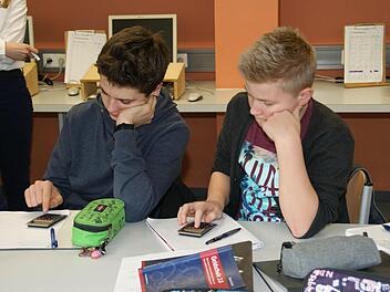 Wenn ich die bisherige Miete als Rate hernehme, wie viel Haus kann ich mir dann leisten? Nils und Jonas rechnen schnell mal nach.