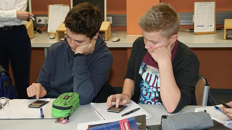 Wenn ich die bisherige Miete als Rate hernehme, wie viel Haus kann ich mir dann leisten? Nils und Jonas rechnen schnell mal nach.