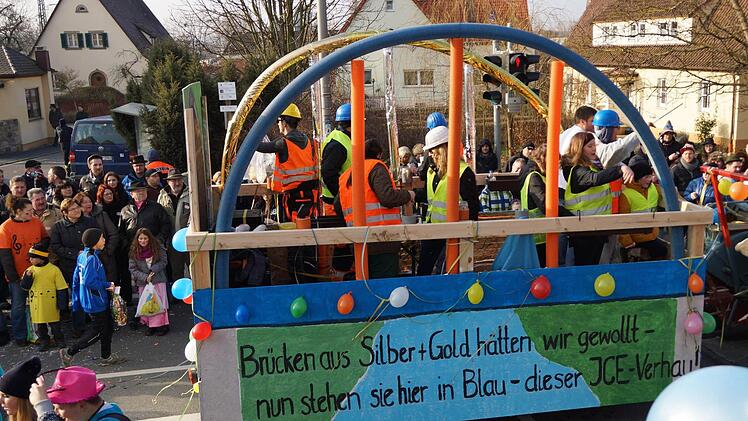 Die "Eierbergfreunde" regen sich über die von der Bahn blau gestrichenen neuen Brücken an der ICE-Trasse auf. Foto: Johannes Michel