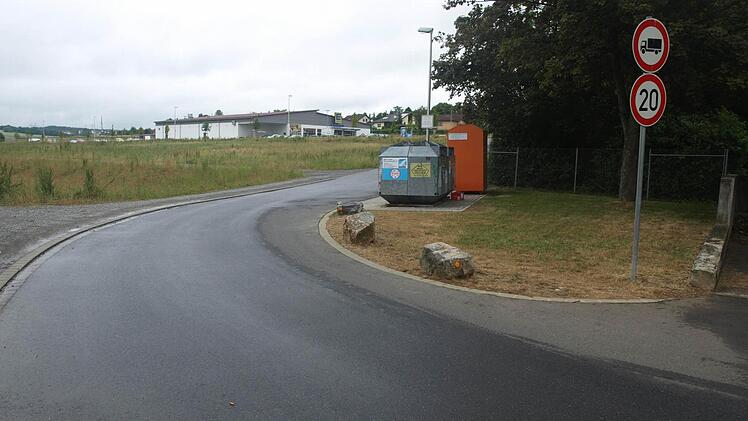 Die Verbindung von Heglerstraße/Friedhof zum Gewerbegebiet "Am Kreisel" wird vermehrt genutzt. Das Lkw-Sperrzeichen wird an die Einmündung vorversetzt. Eine Sperrung mit Mittelpfosten nach den Containern ist angedacht.  Foto: StefanGeiger