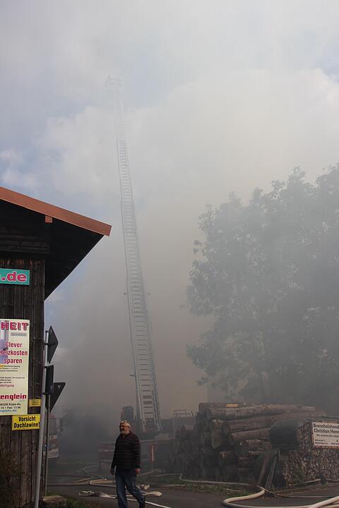 Lagerhalle in Au brennt