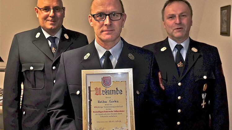 Heiko Görke (Mitte) wurde für dessen 25-jährige Mitgliedschaft geehrt. Es gratulierten Kommandant Florian Hluchy (links) und Vorsitzender Lothar Haas. Foto: Gerd Schaar