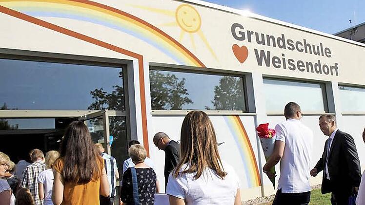Bunt wie der Regenbogen an der frisch renovierten Fassade will die Grundschule Weisendorf sein. Foto: Richard Sänger