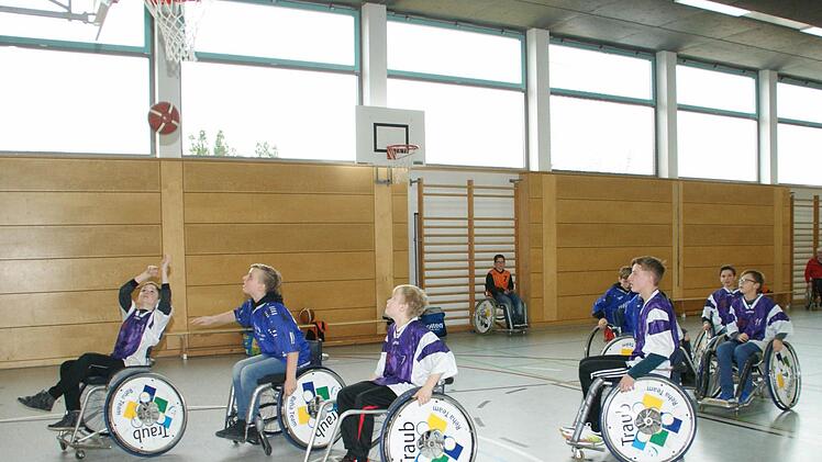 Zum Thema Respekt gehört auch der Umgang mit gehandicapten Menschen. Wie das Leben im Rollstuhl ist, erlebten die Teilnehmer des Workshops mit den Rollenden Basketballern.