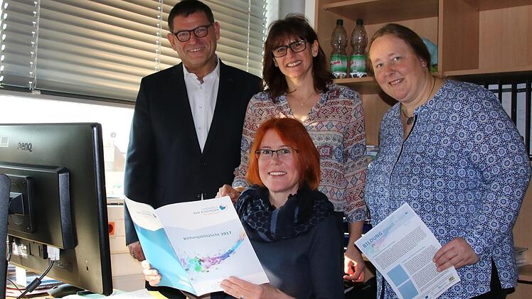 Unter Leitung von Stefan Seufert (von links) arbeiten Andrea Herzer, Anke Barthel und Martina Greubel (vorne) im Bildungsbüro. Fotos: Ruppert