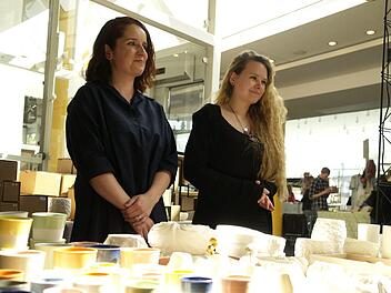Zwe Coburger Studentinnen haben ihr Porzellen mitgebracht.Foto: Andras Thamm