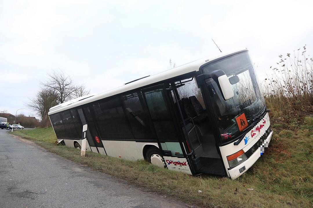 Oberfranken: Schulbus kommt von Straße ab
