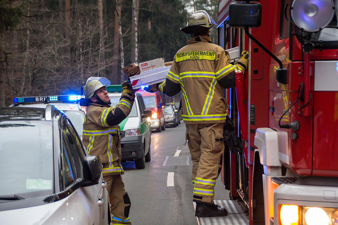 Fürth: Schwerer Unfall - Feuerwehr muss Frau befreien