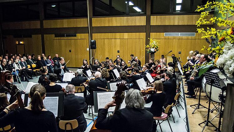 Das Orchester der Musikfreunde Neustadt unter Leitung von Hans Stähli beeindruckte mit seinem Sinfoniekonzert in der Mehrzweckhalle Heubischer Straße.Foto: Jochen Berger