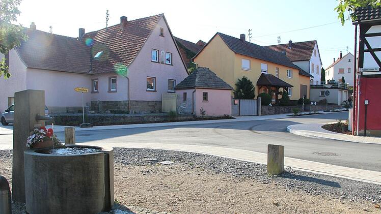 Auf dem Dorfplatz plätschert der neue Brunnen.Heike Beudert