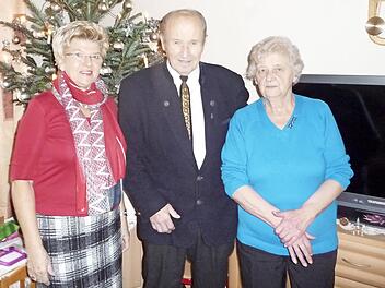 Josef F&ouml;rtsch mit seiner Frau Hermine (rechtrs) und B&uuml;rgermeisterin Gabi Weber.  Foto: Paul Hader
