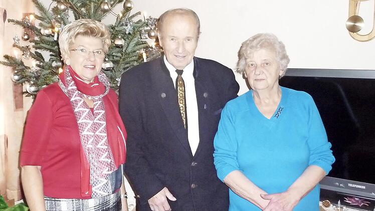 Josef Förtsch mit seiner Frau Hermine (rechtrs) und Bürgermeisterin Gabi Weber.  Foto: Paul Hader