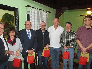 Vorsitzender Norbert Schwab (links ) dankte den verdienten und langjährigen Mitgliedern (von links) Marianne Berger, Jürgen Englert, Rainer Kuhn, Peter Nätscher, Paul Haun und Sebastian Groß mit der Vereinsehrenurkunde.            Winfried Ehling