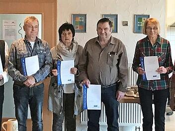 Ehrung f&uuml;r langj&auml;hrige Mitgliedschaft (von links): Reinhold Kraus (Vorsitzender Ortsverband), Theresia Kropp (in Vertretung von Josef Kropp), Otto Schumm, Gerhard B&auml;hr, Renate B&auml;hr, Peter Friedrich, Elisabeth Meusel, Barbara Neubauer, Michael Bickel und Raimund K&ouml;hler (Kreisverband Bamberg)  Foto: John Louis Kraus
