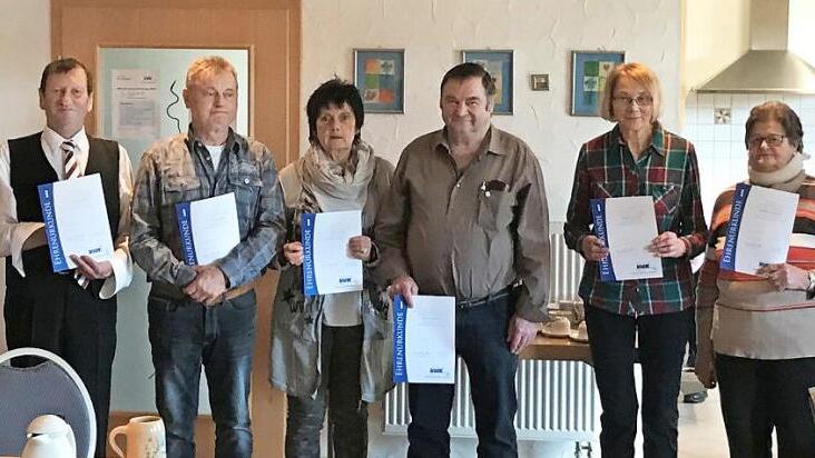 Ehrung f&uuml;r langj&auml;hrige Mitgliedschaft (von links): Reinhold Kraus (Vorsitzender Ortsverband), Theresia Kropp (in Vertretung von Josef Kropp), Otto Schumm, Gerhard B&auml;hr, Renate B&auml;hr, Peter Friedrich, Elisabeth Meusel, Barbara Neubauer, Michael Bickel und Raimund K&ouml;hler (Kreisverband Bamberg)  Foto: John Louis Kraus