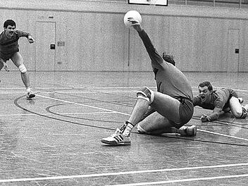 Umkämpftes Spiel gegen Neumarkt: Joachim Bindrum (rechts) liegt am Boden, doch Clubkamerad Christoph Zankel gelingt es fast akrobatisch, den Neumarkter Schmetterball zu entschärfen. Foto: Reith/Archiv