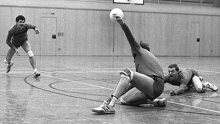 Umkämpftes Spiel gegen Neumarkt: Joachim Bindrum (rechts) liegt am Boden, doch Clubkamerad Christoph Zankel gelingt es fast akrobatisch, den Neumarkter Schmetterball zu entschärfen. Foto: Reith/Archiv