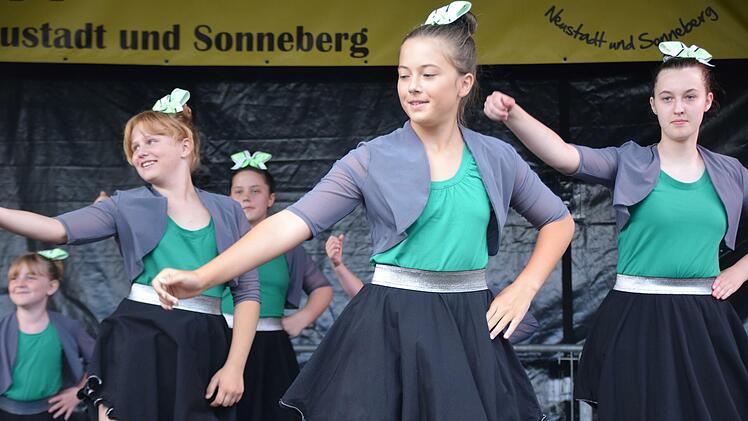 Mit einem Showtanz heizen die "Firebirds" des FC Haarbrücken den Besuchern ein.