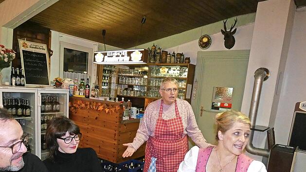 Die Wirtin Fanny (Patricia Wagner, rechts) und die K&ouml;chin Liesl (Inge Peter) sind noch skeptisch, ob das &bdquo;St&uuml;ck im St&uuml;ck&ldquo; eine L&ouml;sung ist.