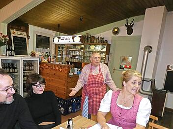 Die Wirtin Fanny (Patricia Wagner, rechts) und die Köchin Liesl (Inge Peter) sind noch skeptisch, ob das „Stück im Stück“ eine Lösung ist.