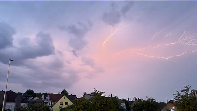 Gewitter über Franken: Bilder zeigen spektakuläre Blitze