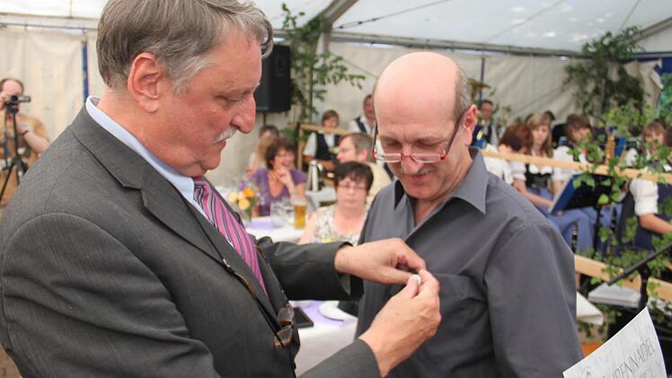 Der Landrat ehrt den Vorsitzenden Hans Krämer.