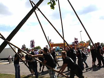 Mit vereinten Kräften wurde der Baum in die Höhe gehievt. Foto: Sonja Werner