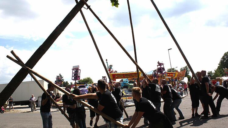 Mit vereinten Kräften wurde der Baum in die Höhe gehievt. Foto: Sonja Werner