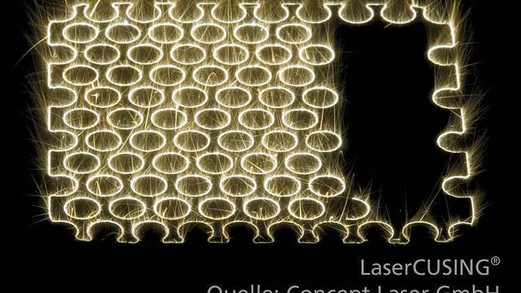 Auch mit diesem Bild hat man einen Moment im Arbeitsprozess der Laser-Maschine festgehalten.
