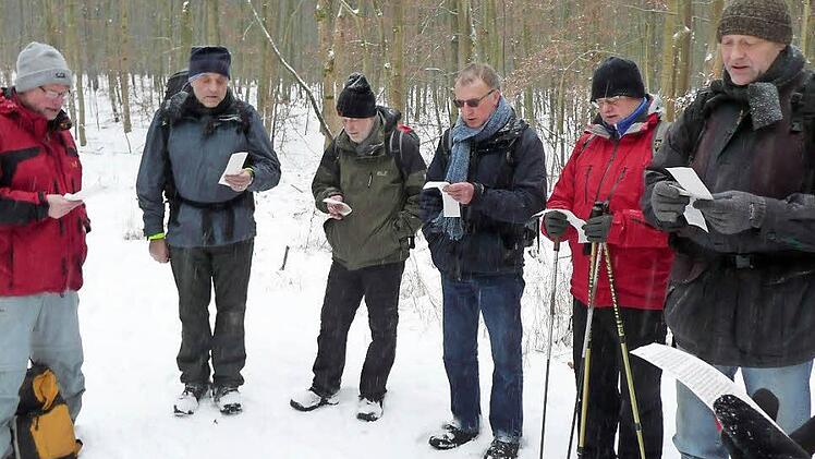 Pater Markus Reis (links) gab den Teilnehmern bei jeder Etappe ihrer Wallfahrt einen geistigen Impuls mit, mit dem sie sich während des Laufens beschäftigen konnten. Foto: Michael Kübert