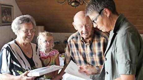Zweite B&uuml;rgermeisterin Jutta K&ouml;hler (r.) sowie Urenkelin Helena gratulierten Anita und Karl Traeger. Foto: Johanna Blum
