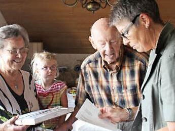 Zweite Bürgermeisterin Jutta Köhler (r.) sowie Urenkelin Helena gratulierten Anita und Karl Traeger. Foto: Johanna Blum