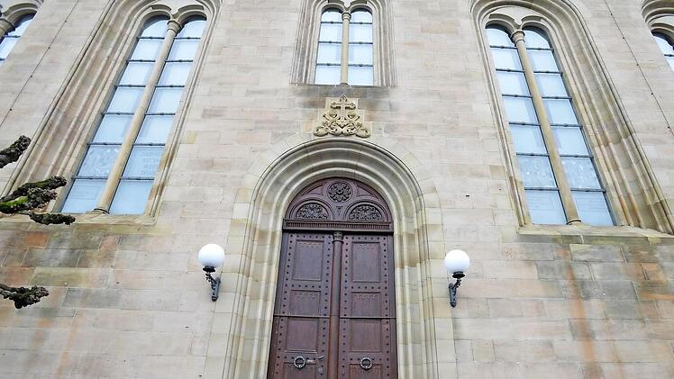 Aus der Stadtpfarrkirche in Eltmann stahl der Angeklagte zusammen mit zwei Komplizen 2,50 Euro.  Foto: Ronald Rinklef