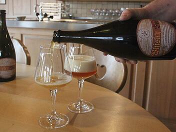 Aus ganz besonderen Flaschen mit eigens entworfenem Etikett wird das Nedensdorfer Whisky-Bier ausgeschenkt. Foto: Matthias Einwag