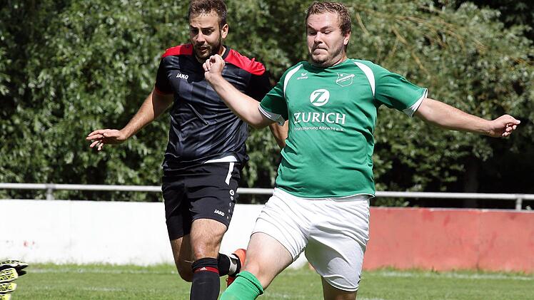Marcel Hofmann (r./SG) und Vaclav Roubal kämpfen um den Ball.