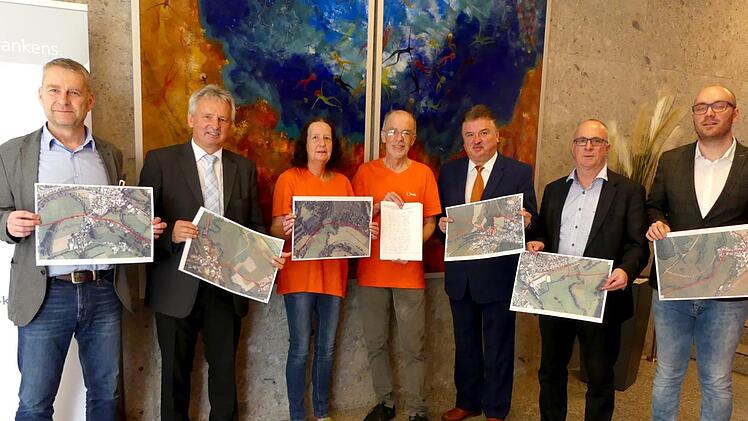 Jürgen Tesarczyk (Bildmitte, mit Unterschriftslisten) stellte im Landratsamt den von ihm favorisierten Radweg durch das Weißmaintal vor. Mit im Bild (von links) Andreas Schülein, Bürgermeister Werner Diersch, Astrid Pfitzer, Landrat Klaus Peter Söllner, Bürgermeister Stephan Heckel-Michel und Christopher Fischer  Fotos: Dieter Hübner