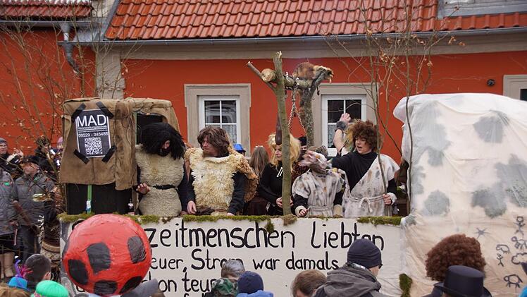 Urzeitmenschen kamen aus Fatschenbrunn zum Faschingszug.