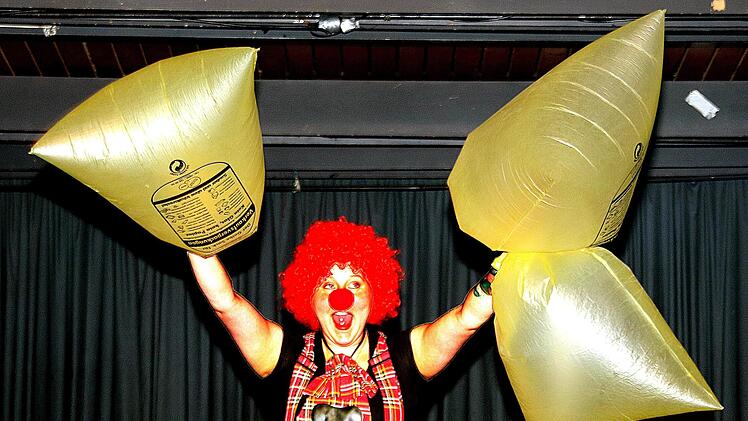 Der Clown (Sophia Nitschke) jonglierte und spielte sehr elegant mit aufgeblasenen Müllsäcken.Dieter Britz